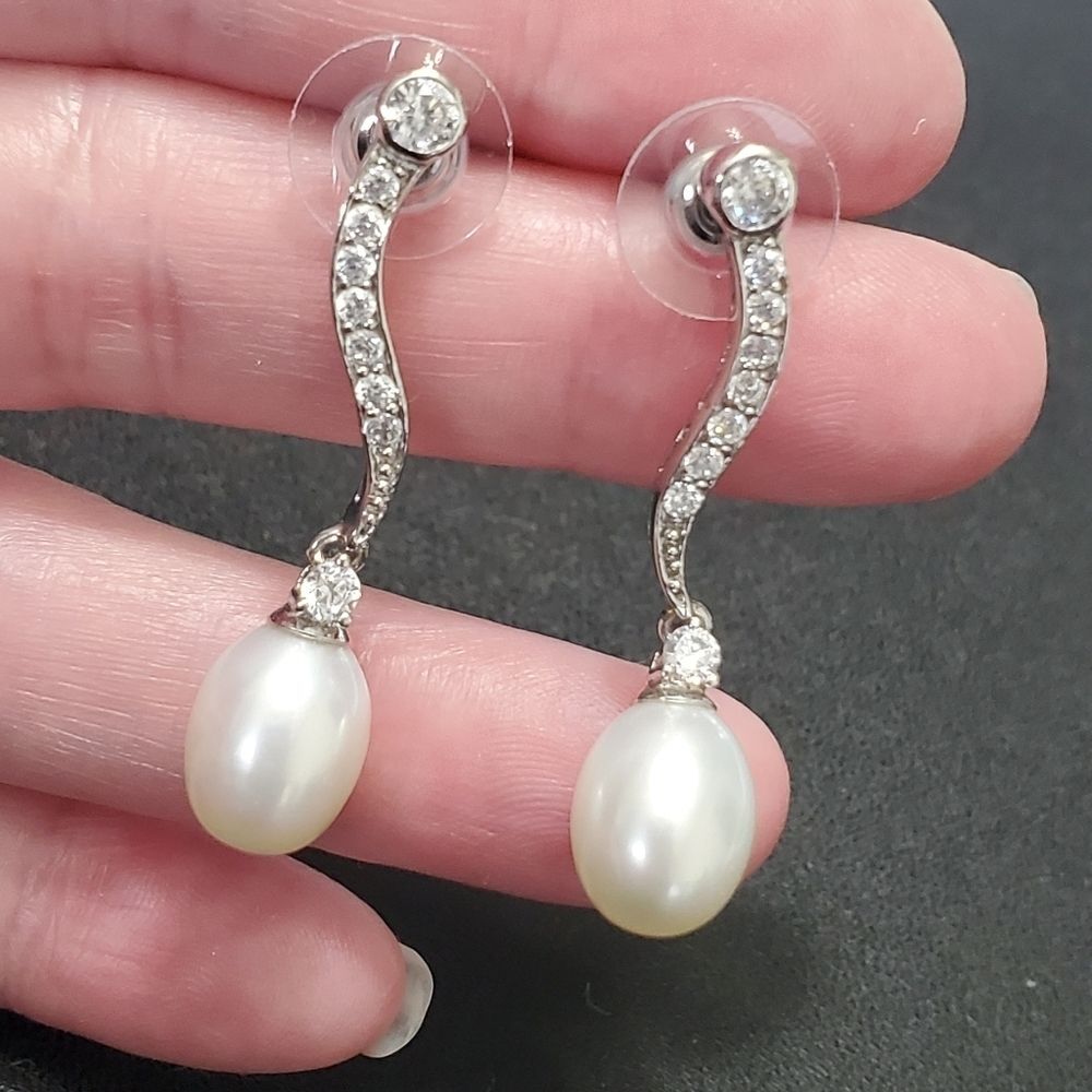 *Sale* Sterling silver cultured pearl earrings - Picture 3 of 8